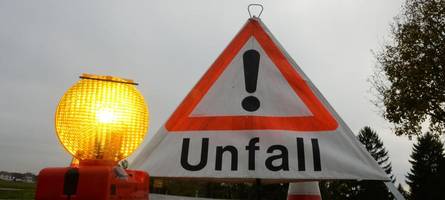 Verlorene Skihelme verursachen Massencrash auf A96 – Autofahrer fährt weg